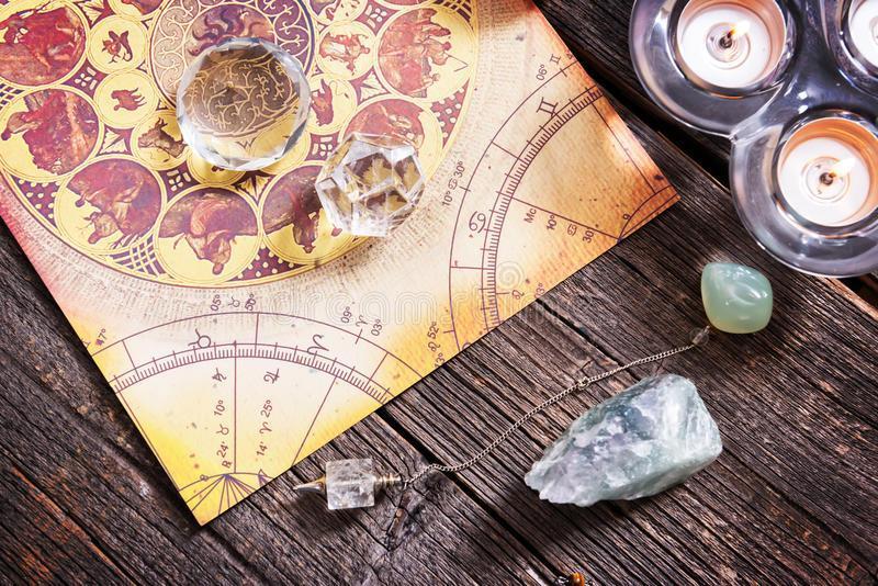 astrologie-avec-des-cristaux-67469124
